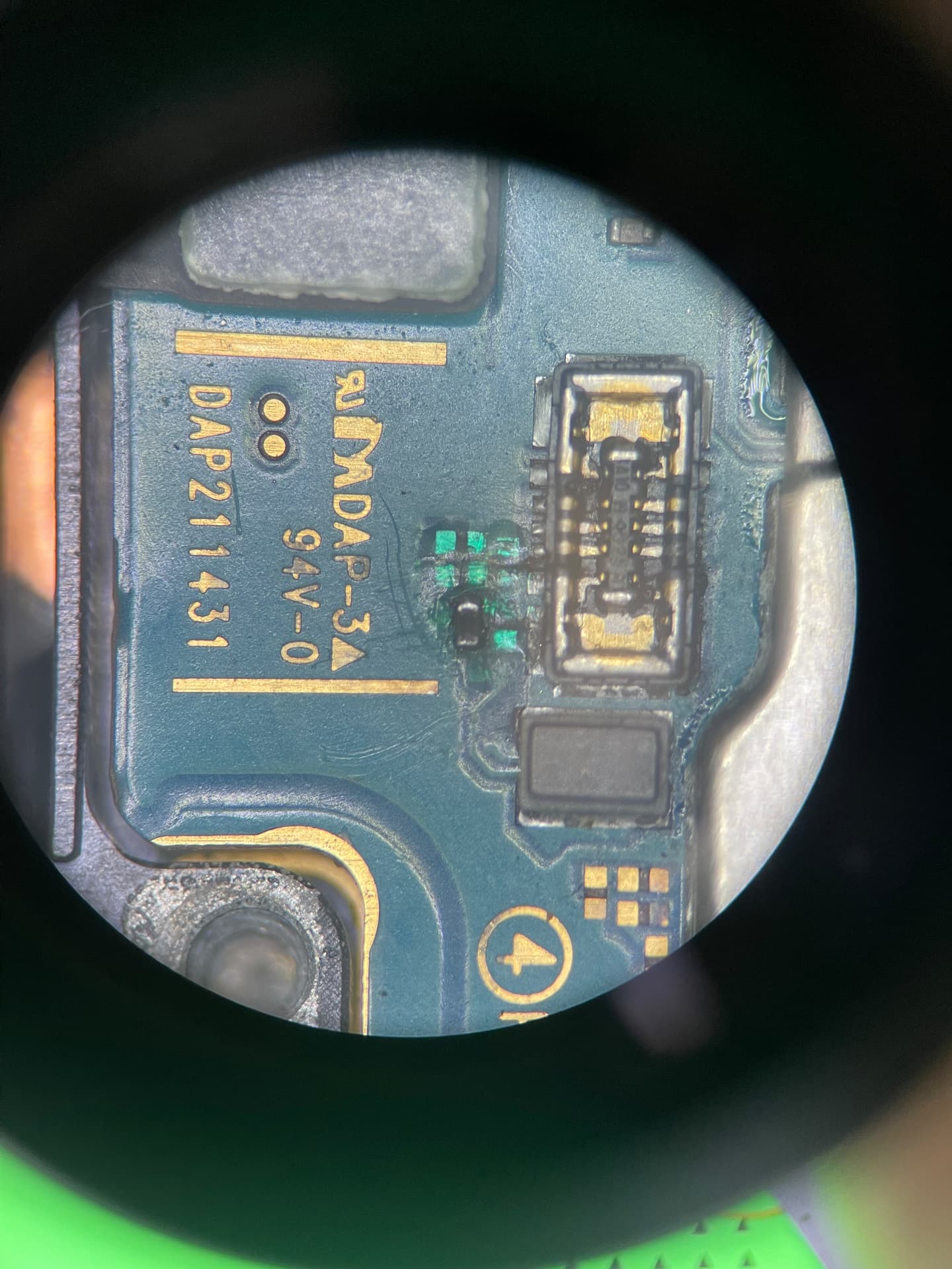 Detalhe de conector em placa de smartphone