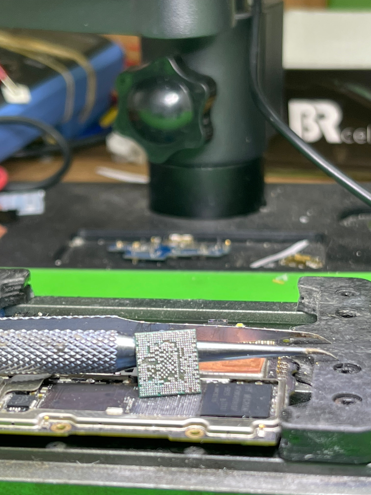 Remoção de chip em placa sob microscópio
