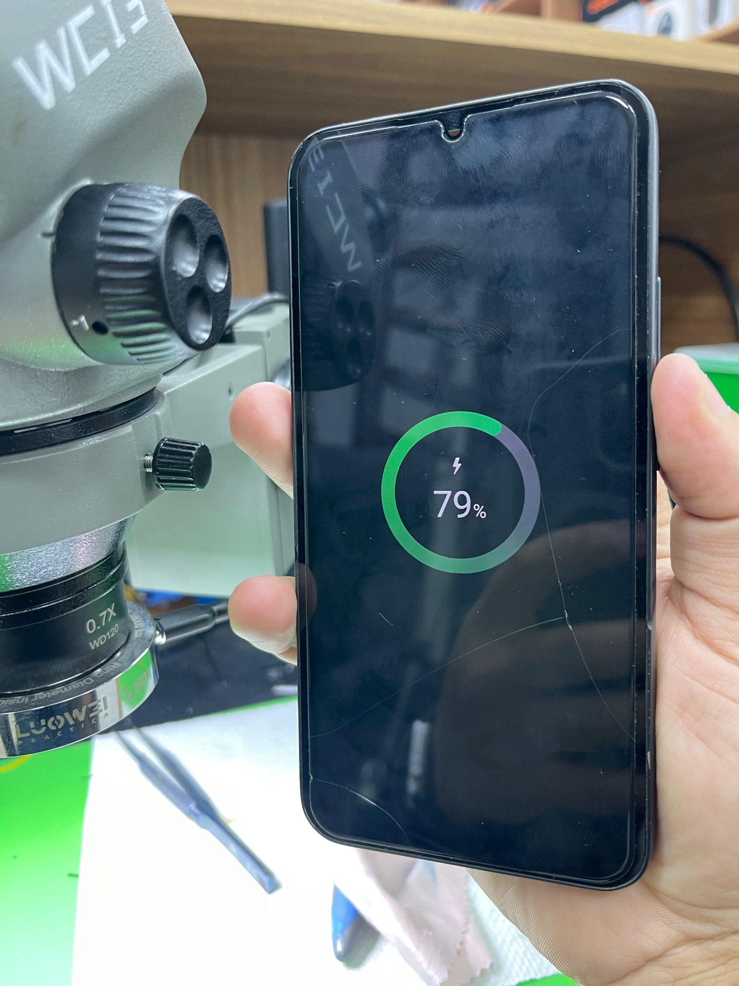 Aparelho testado e carregando após reparo