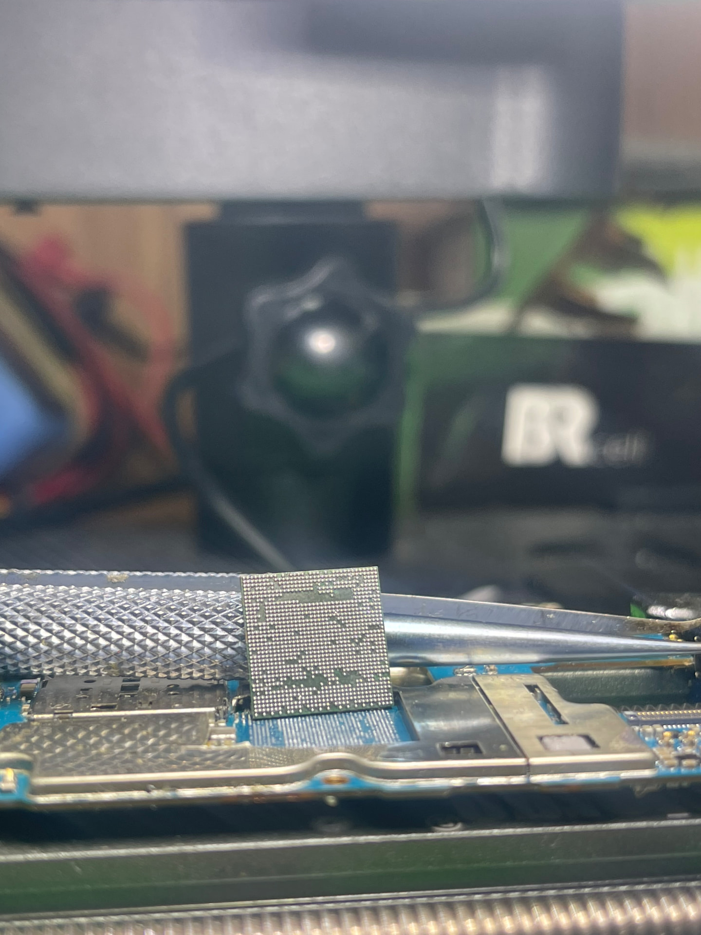 Reballing de chip em placa de smartphone