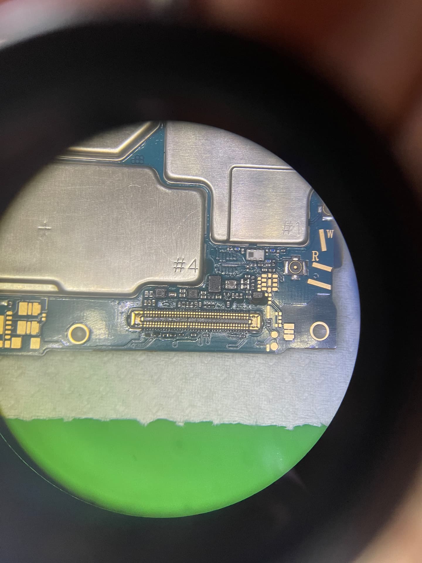 Placa de smartphone inspecionada em microscópio